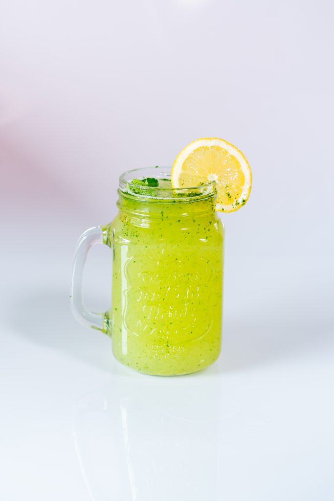Fotografie de produs pe fundal alb - băutură SNOOZZ, folosită pentru Glovo, Wolt, Bolt Food și materiale de design grafic, realizată de Globestar Media Oradea