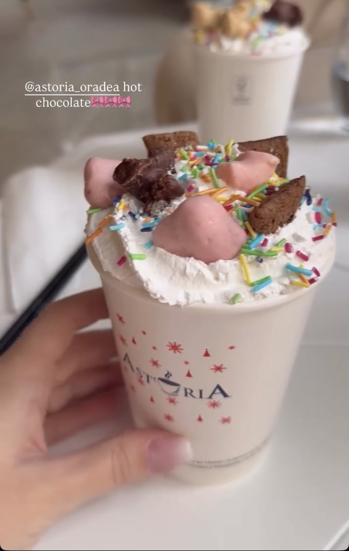 Story-uri Instagram de la clienți despre ciocolata caldă Restaurant Astoria - viralitate organică campanie Globestar Media