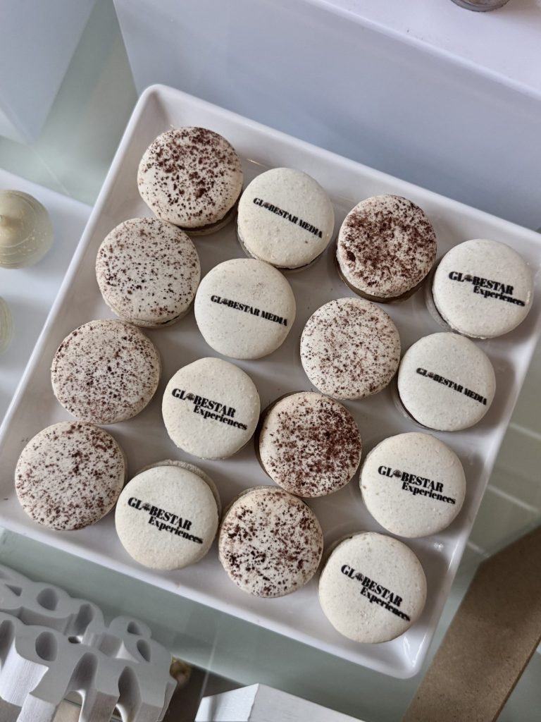 Macarons personalizate cu logo Globestar Media și Globestar Experiences la Summitul Beauty & Health Oradea
